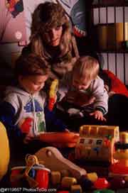 Una mama jugando con niños; Tamaño real= 180 píxels de ancho